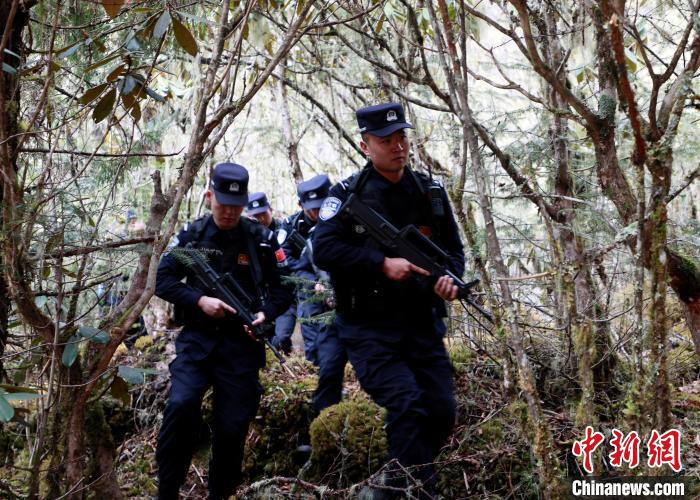 山南邊境管理支隊(duì)玉麥邊境派出所民警在邊境原始森林里開展邊境巡邏。　鄭琦山 攝