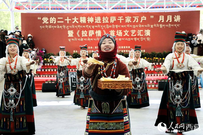 女子群舞《拉拉脫貧之路》。人民網(wǎng) 次仁羅布攝