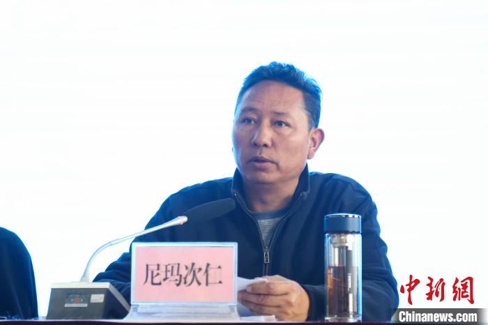 西藏自治區(qū)體育局黨組副書記、局長(zhǎng)尼瑪次仁講話。　貢確 攝