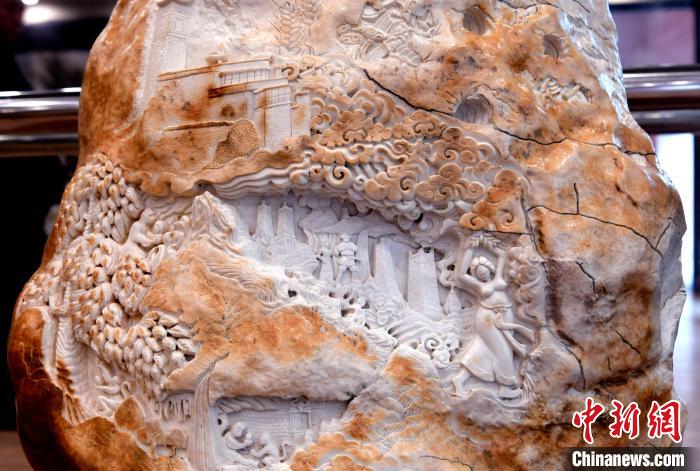 圖為5月16日，展覽中的漢白玉雕作品《猴子變?nèi)恕?。　李?攝
