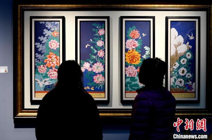 圖為5月16日，觀眾正在欣賞展覽中的新創(chuàng)唐卡作品。　李林 攝