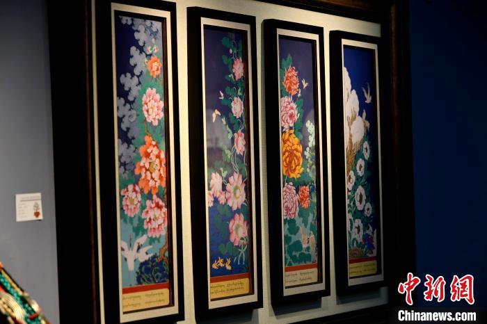 圖為5月16日，展覽中新創(chuàng)唐卡作品《四季花》?！±盍?攝