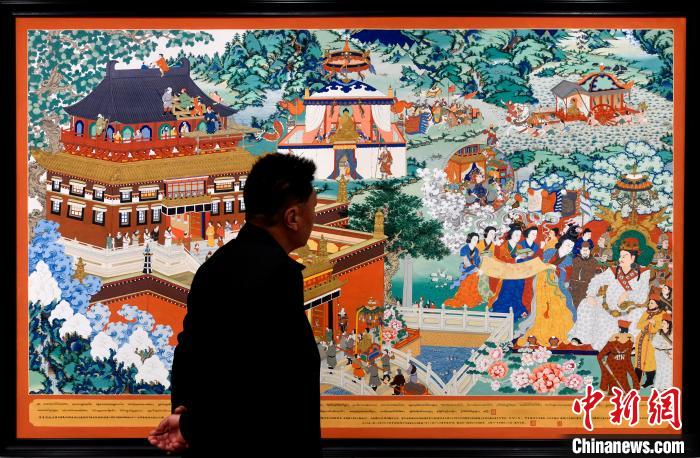 圖為5月16日，觀眾正在欣賞展覽中的新創(chuàng)唐卡作品?！±盍?攝