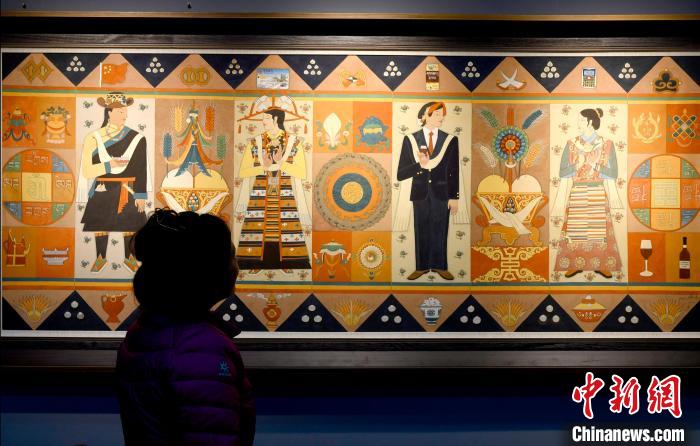 圖為5月16日，觀眾正在欣賞展覽中的新創(chuàng)唐卡作品?！±盍?攝
