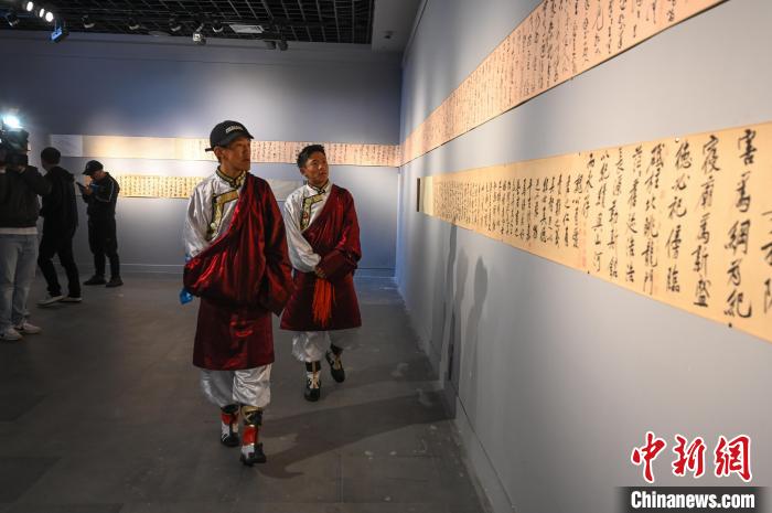 圖為學生參觀黃庭堅書法文獻展?！≮w朗 攝