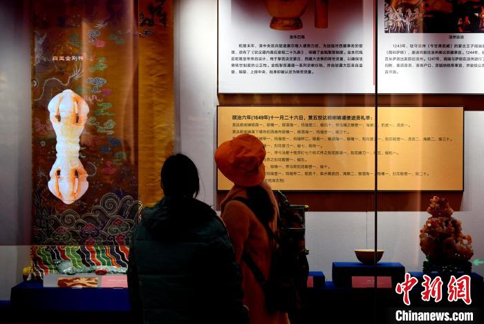 圖為5月18日，觀眾正在欣賞展覽。　李林 攝
