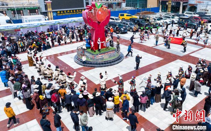 圖為“極地那曲 天際之旅”2023西藏那曲“中國(guó)旅游日”音樂美食嘉年華活動(dòng)現(xiàn)場(chǎng)?！∧乔形幕吐糜尉止﹫D