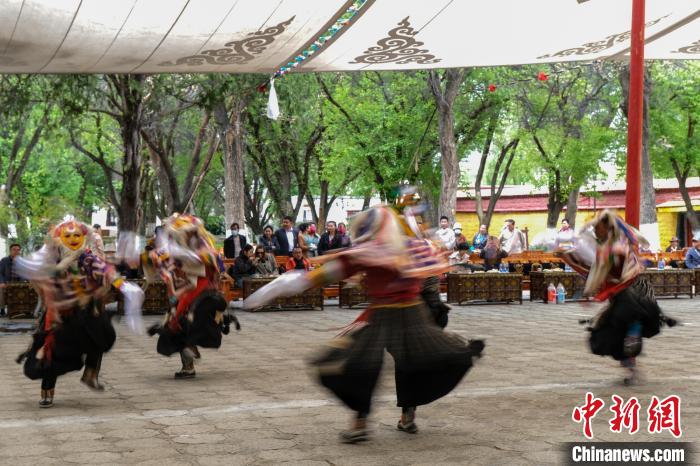 圖為活動(dòng)現(xiàn)場(chǎng)的藏戲表演?！〗w波 攝