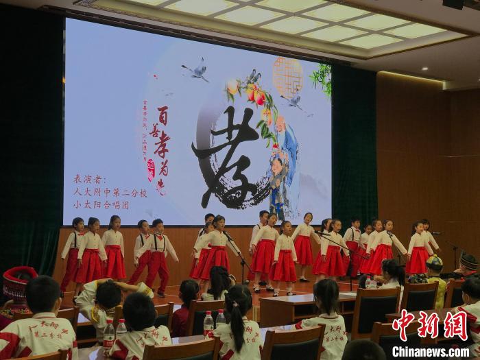 圖為中國人民大學(xué)附屬中學(xué)第二分校的小朋友們合唱?！￡惤ㄐ?攝