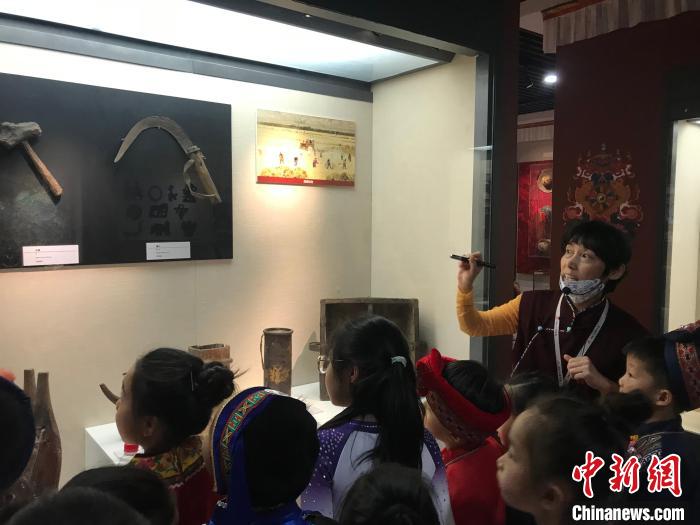 圖為中國人民大學(xué)附屬中學(xué)第二分校的小朋友們參觀“雪域星光——西藏傳統(tǒng)文化藝術(shù)展”?！￡惤ㄐ?攝