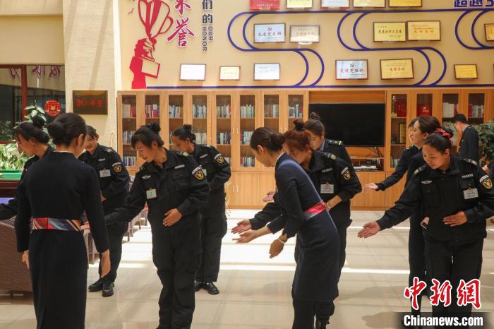 日喀則火車站客運人員學(xué)習(xí)服務(wù)禮儀。　斗山得 攝