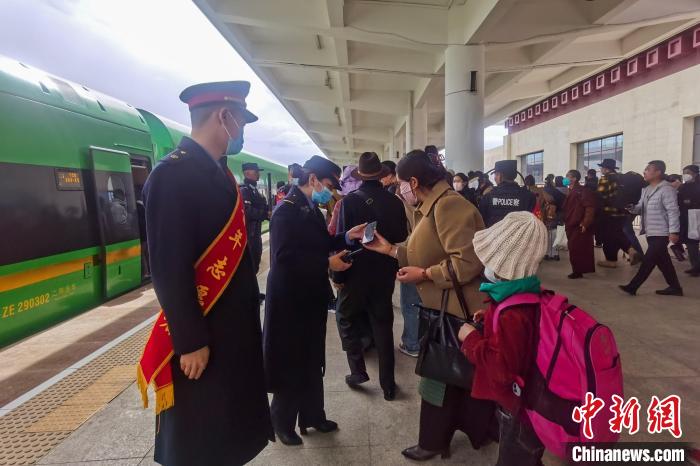 日喀則火車站工作人員引導(dǎo)乘客乘坐高原復(fù)興號?！《飞降?攝