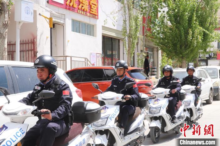 民警騎著電瓶車在轄區(qū)巡邏走訪?！↑S創(chuàng)偉 攝