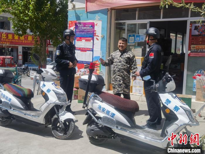 民警對轄區(qū)商鋪進(jìn)行走訪排查。　黃創(chuàng)偉 攝