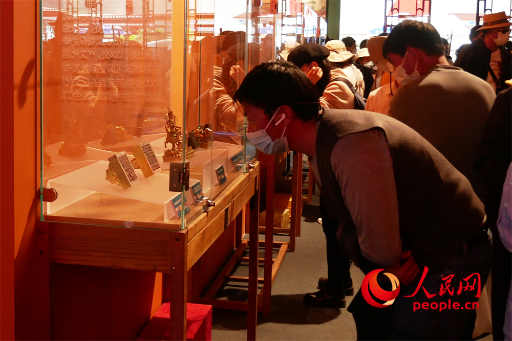 觀眾正在展區(qū)參觀。人民網(wǎng) 韋衍行攝