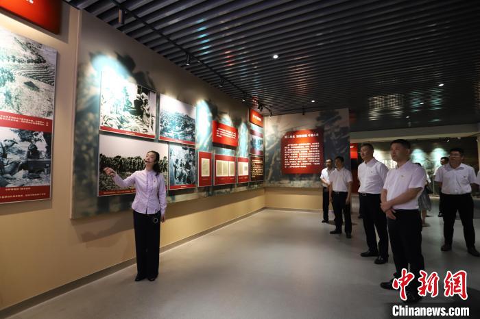 圖為西藏航空一行在臨沂市孟良崮戰(zhàn)役紀(jì)念館開(kāi)展主題教育活動(dòng)。　姜博 攝