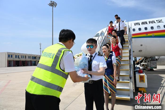 圖為機(jī)組順利抵達(dá)后獲贈(zèng)祝賀?！≮w朗 攝