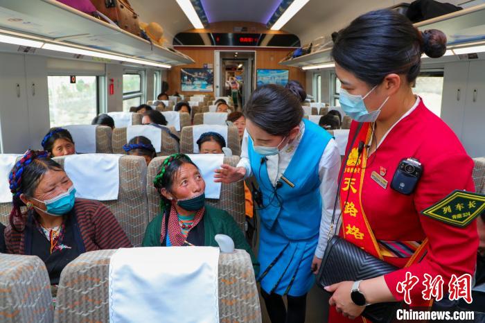 農(nóng)牧民乘坐高原復(fù)興號(hào)動(dòng)車組出行。　周悅翔 攝