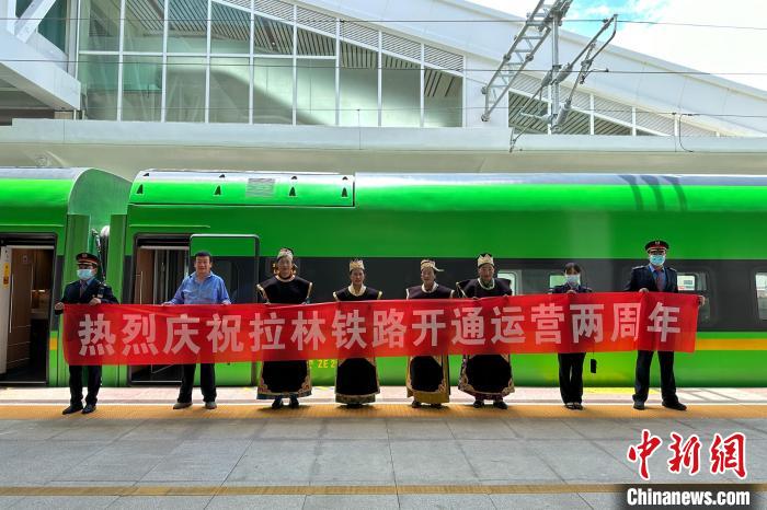 中國(guó)鐵路青藏集團(tuán)有限公司慶祝拉林鐵路開通運(yùn)營(yíng)兩周年?！±詈Ｐ?攝