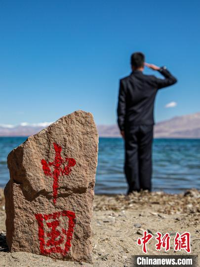 班公湖畔的“中國”標(biāo)記?！↓埿▲P 攝