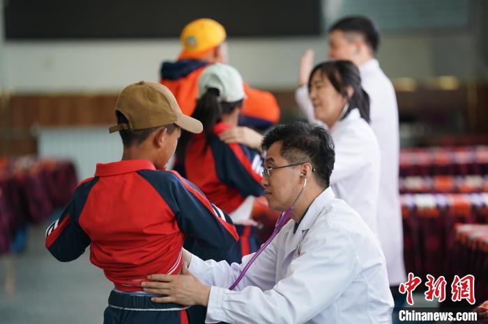 6月26日，西藏日喀則特校的孩子參加先心病篩查?！√K丹 攝
