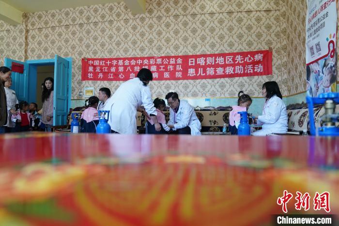 6月27日，西藏康馬縣雙語(yǔ)幼兒園的孩子參加先心病篩查?！√K丹 攝