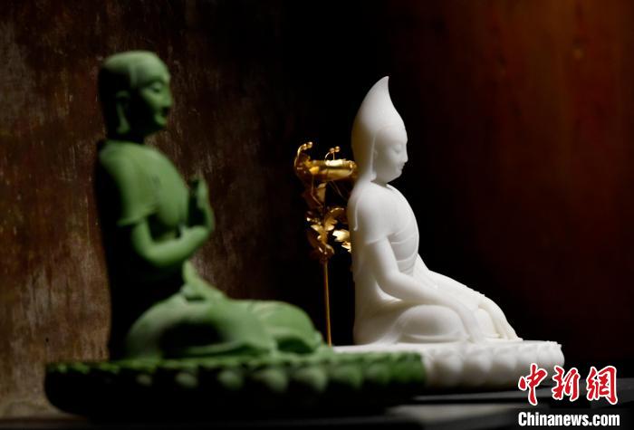 圖為展覽中圍繞西藏歷史與傳統(tǒng)創(chuàng)作的雕塑作品?！±盍?攝