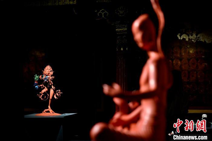 圖為展覽中圍繞西藏歷史與傳統(tǒng)創(chuàng)作的雕塑作品?！±盍?攝