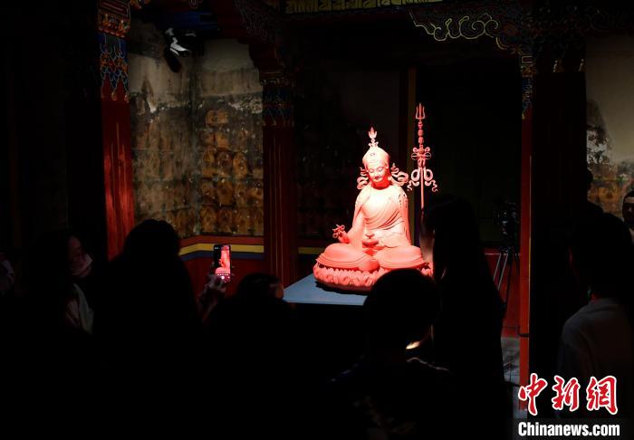 圖為觀眾正在欣賞展覽中的雕塑作品?！±盍?攝