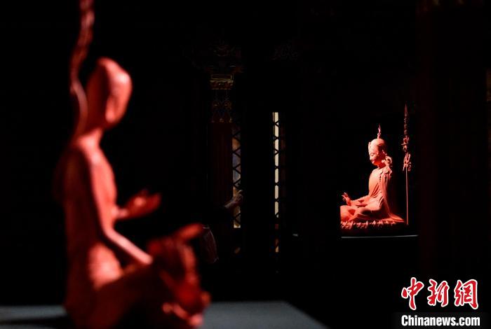 圖為展覽中圍繞西藏歷史與傳統(tǒng)創(chuàng)作的雕塑作品?！±盍?攝