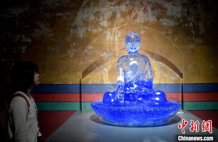 圖為觀眾正在欣賞展覽中的雕塑作品?！±盍?攝