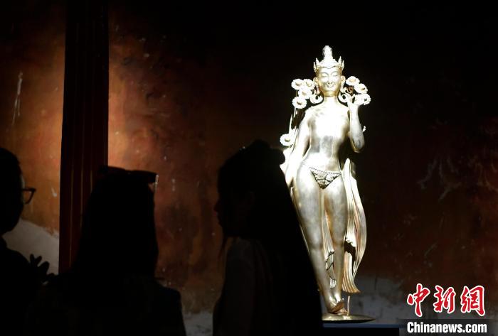 圖為觀眾正在欣賞展覽中的雕塑作品《八萬四千年》?！±盍?攝
