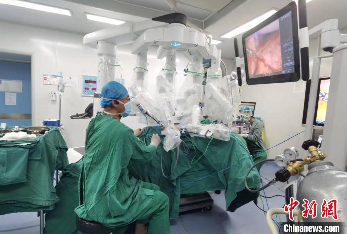 圖為援藏主任郝一昌協(xié)助進行達芬奇機器人手術(shù)。　西藏自治區(qū)人民醫(yī)院供圖