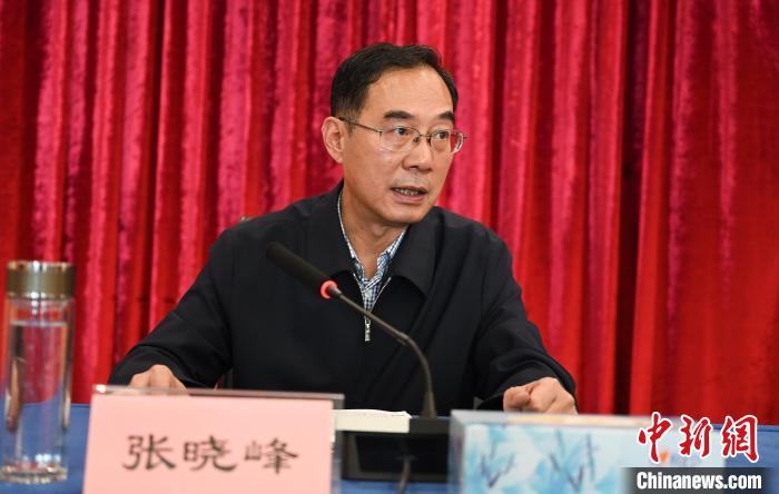 圖為西藏自治區(qū)黨委宣傳部副部長(zhǎng)、西藏廣播電視臺(tái)黨組書(shū)記張曉峰致辭?！≮w朗 攝