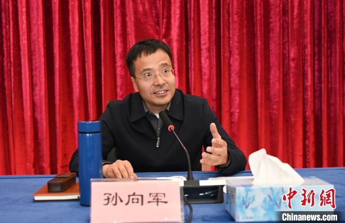 圖為西藏自治區(qū)黨委宣傳部副部長(zhǎng)、自治區(qū)社科院黨組書(shū)記孫向軍主持活動(dòng)。　趙朗 攝