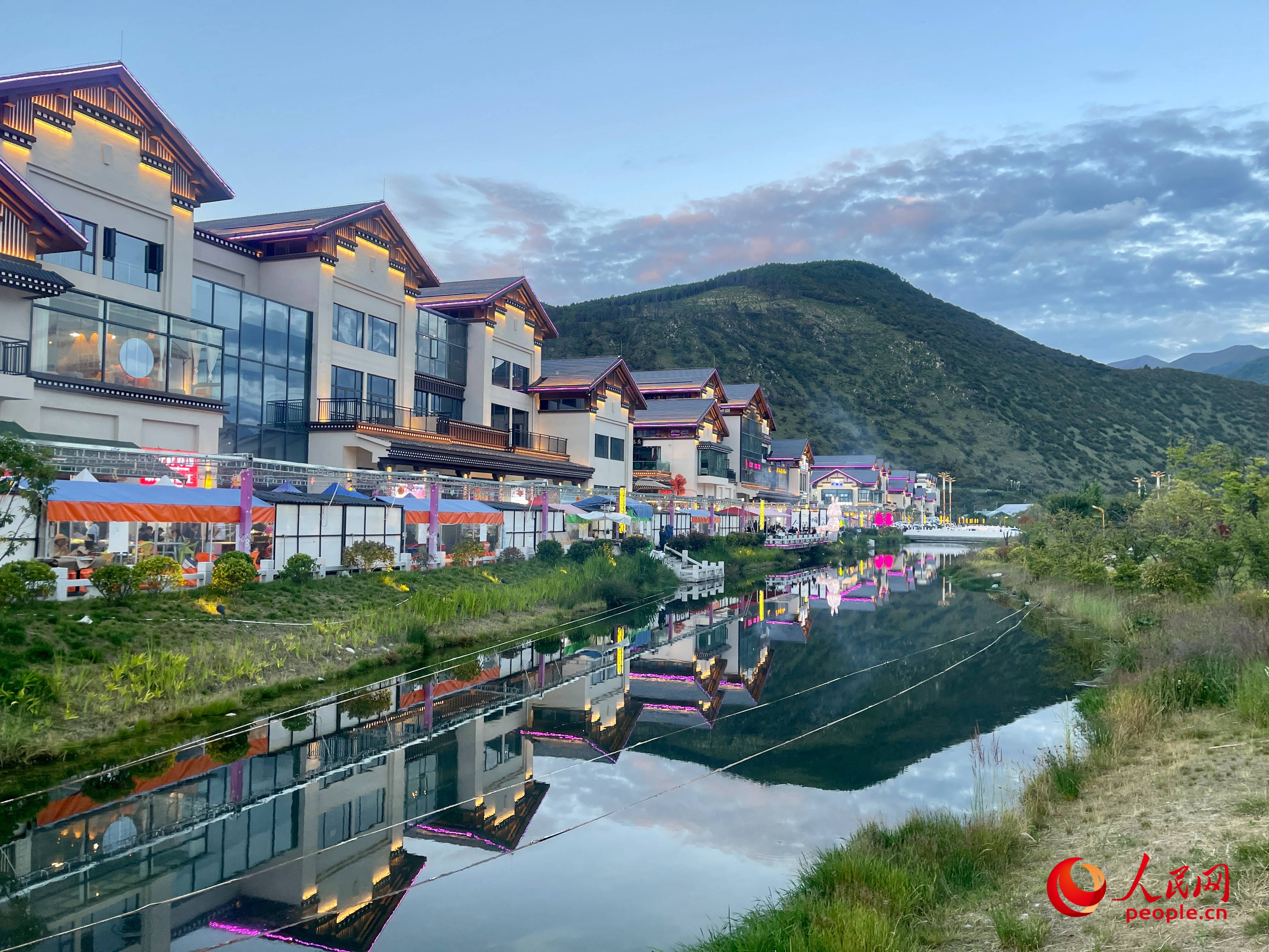 工布公園的一角，風(fēng)景秀麗。人民網(wǎng) 周靜圓攝