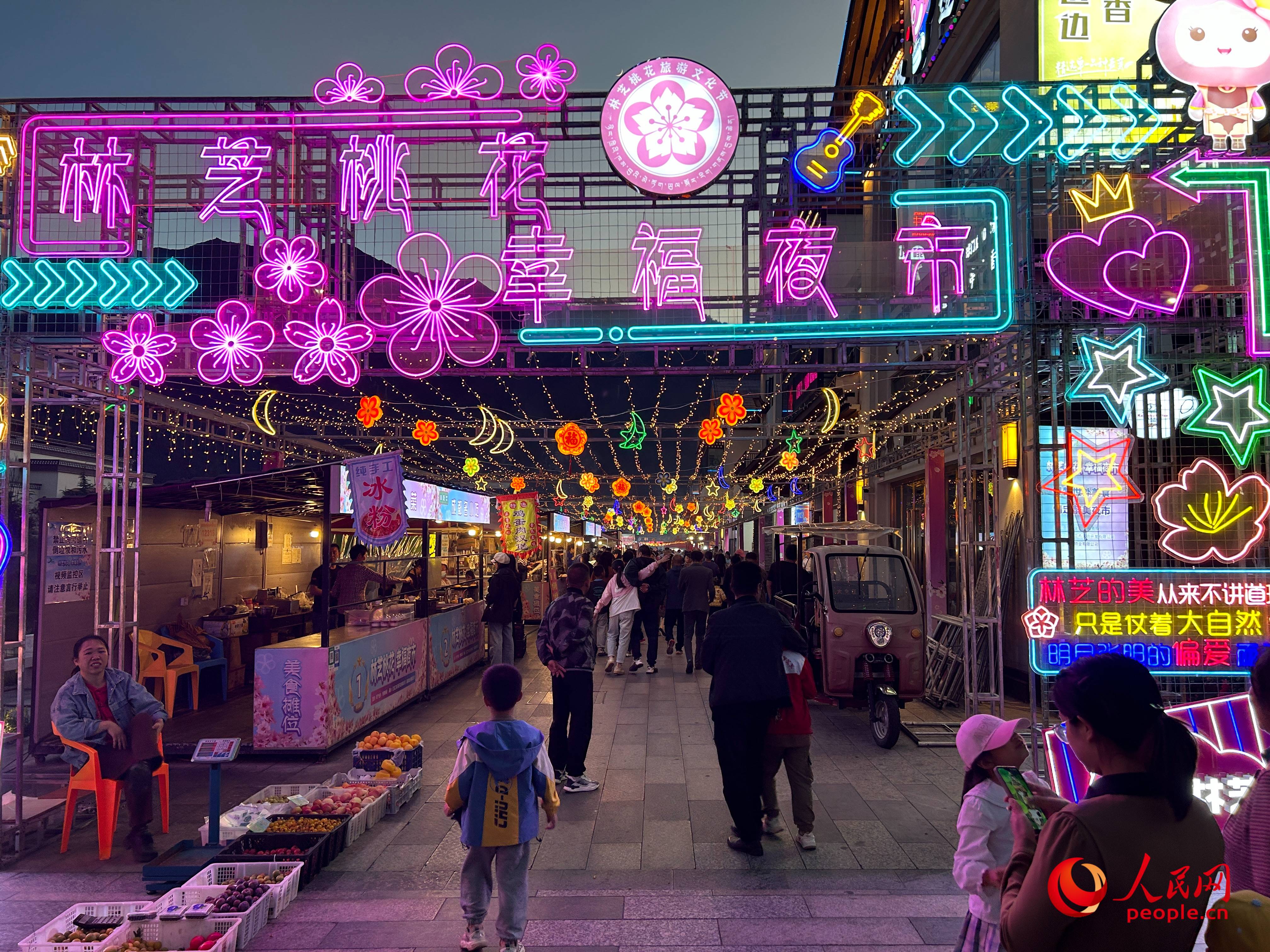 工布公園里的夜市，人來人往。人民網(wǎng) 周靜圓攝