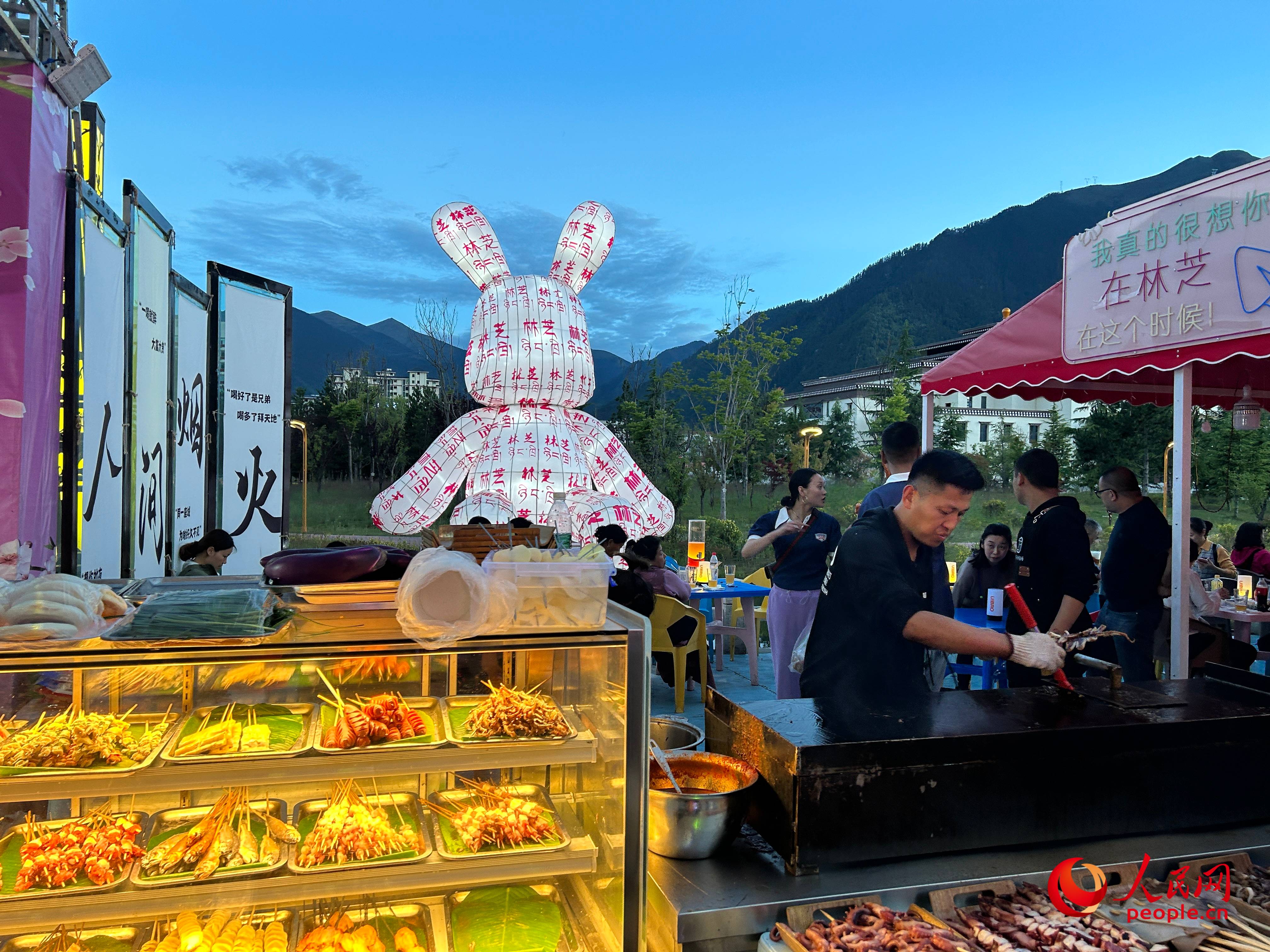 工布公園里的夜市，滿滿“煙火氣”。人民網(wǎng) 周靜圓攝