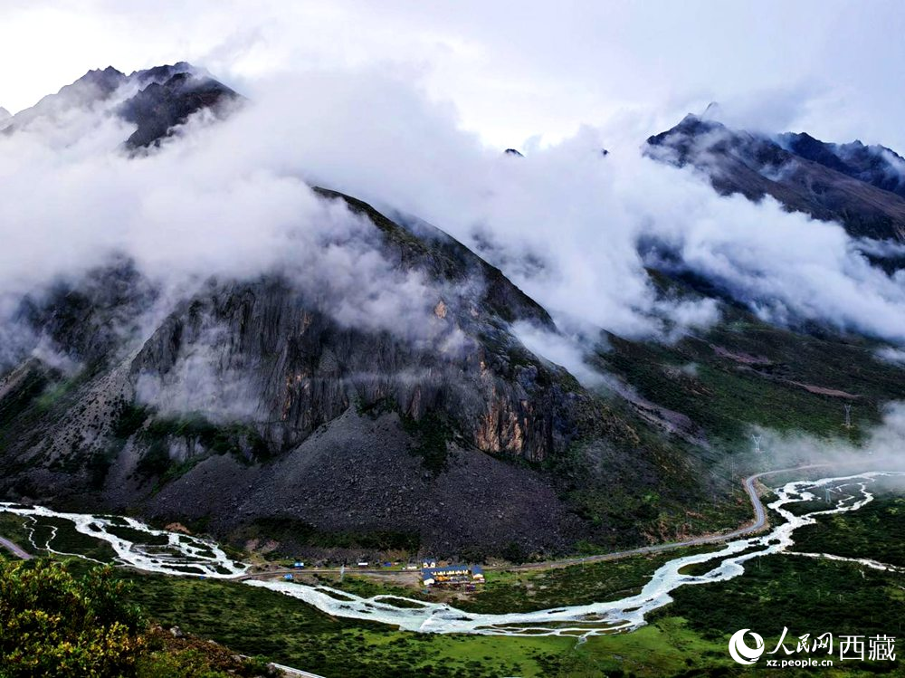 河流蜿蜒于青山間。人民網(wǎng) 李海霞攝