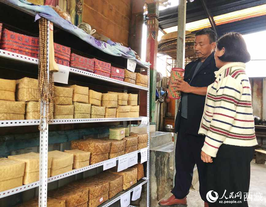愛明（左一）給游客介紹藤竹產(chǎn)品。