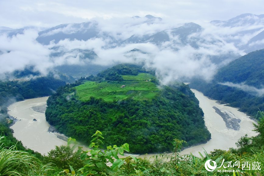 云海里的果果塘大拐彎。人民網(wǎng) 李海霞攝