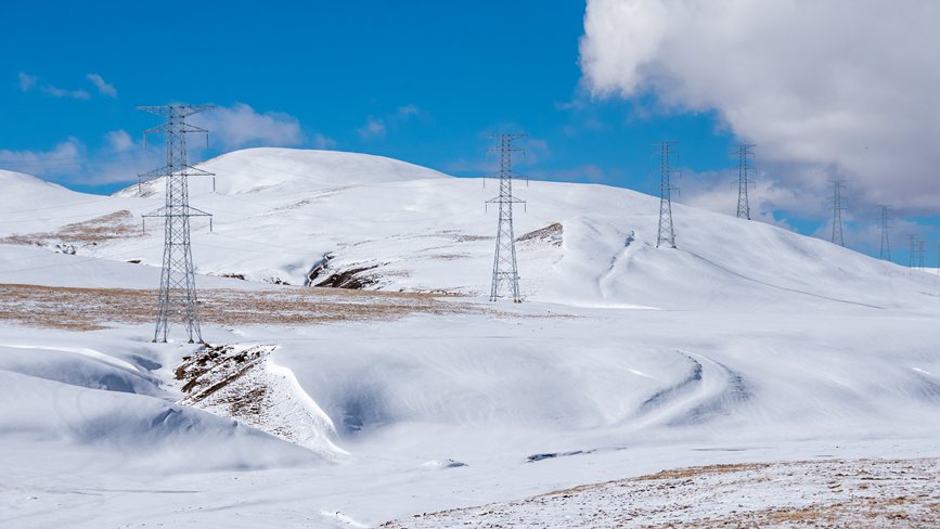西藏自治區(qū)那曲市冰天雪地里的電網(wǎng)。趙清鵬攝