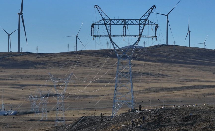 那曲市色尼區(qū)國能100兆瓦風(fēng)電11千伏送電工程現(xiàn)場(chǎng)。拉巴平措攝