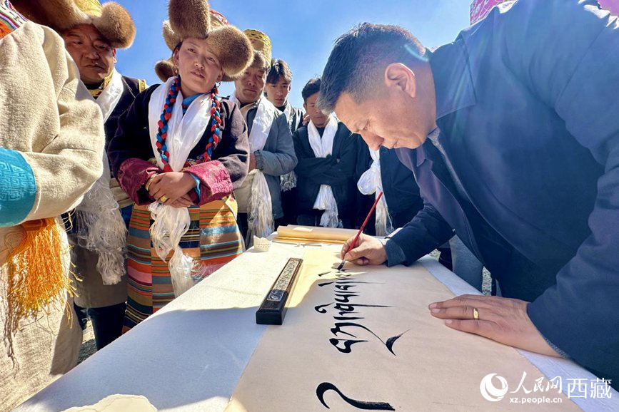 書(shū)法家為祈福一年的豐收提筆祝詞。