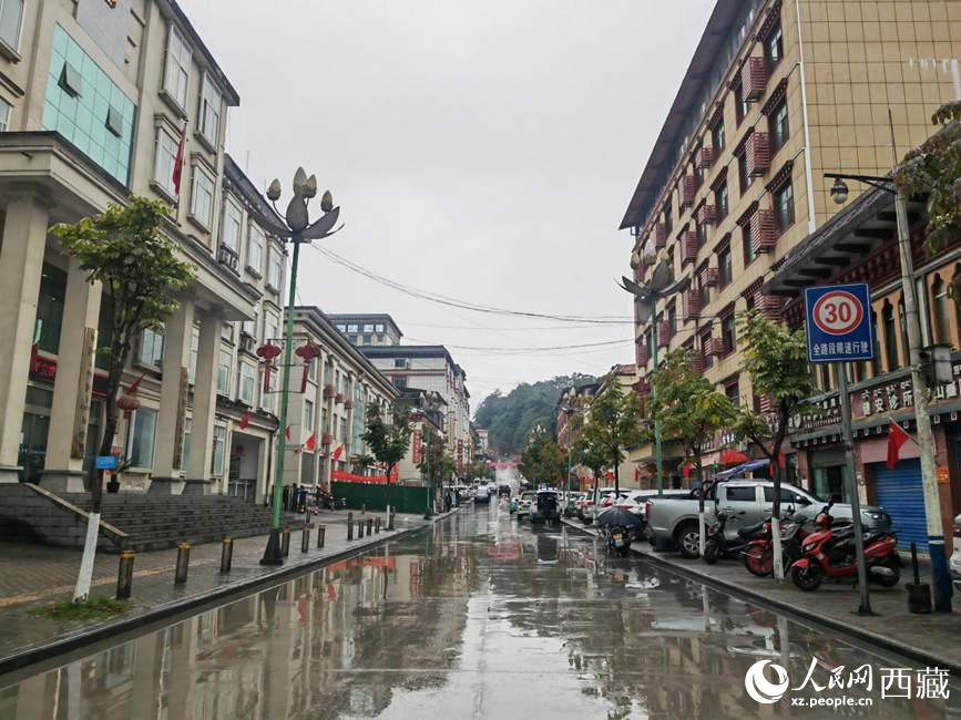 如今的墨脫縣城一應(yīng)俱全。人民網(wǎng) 李海霞攝