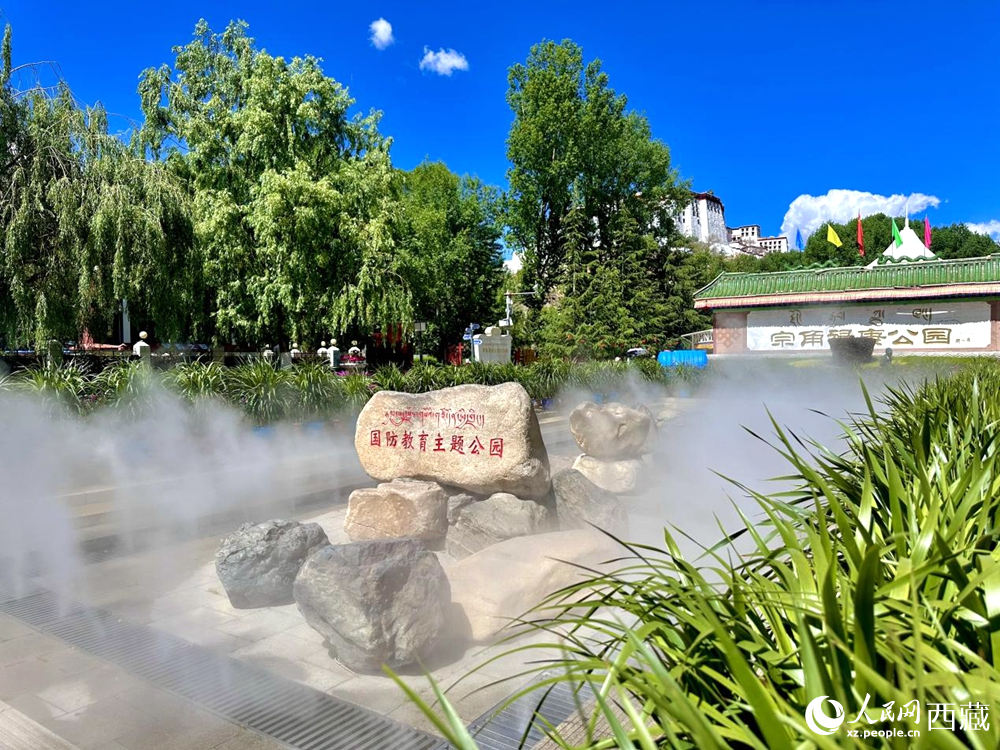 布達(dá)拉宮腳下的宗角祿康公園。