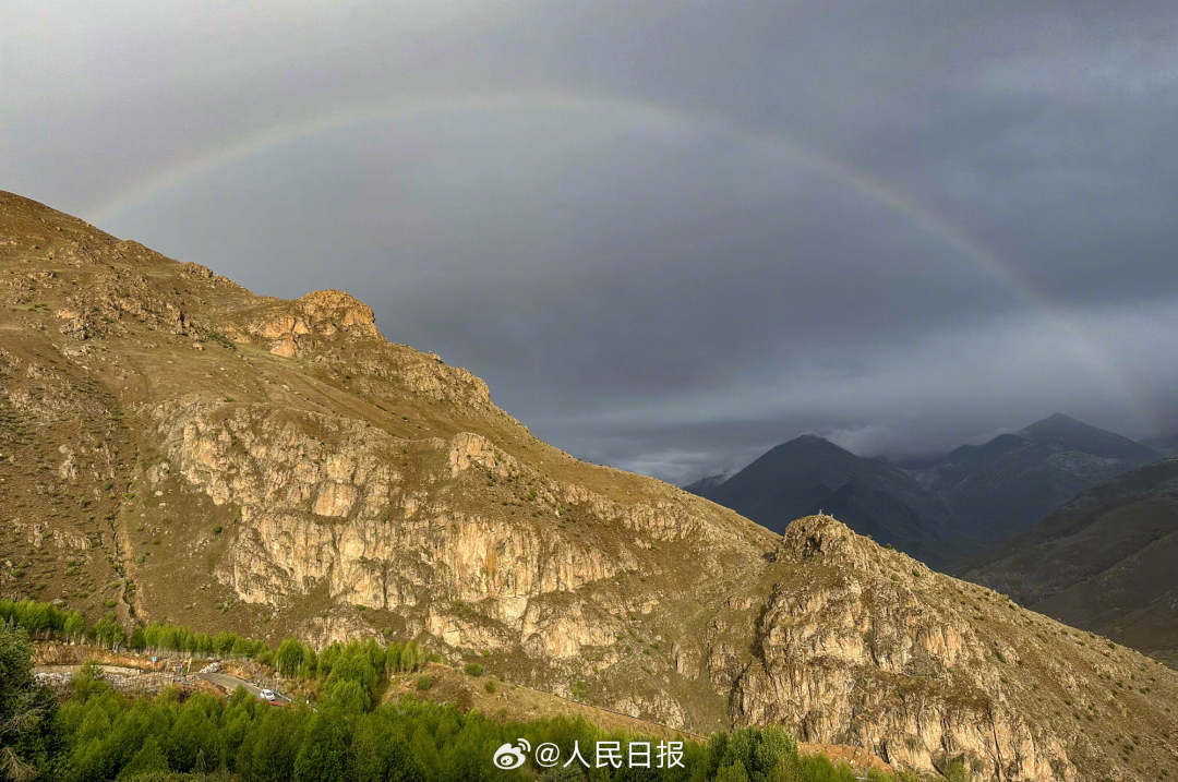 接好運(yùn)！青藏高原現(xiàn)巨大彩虹橋