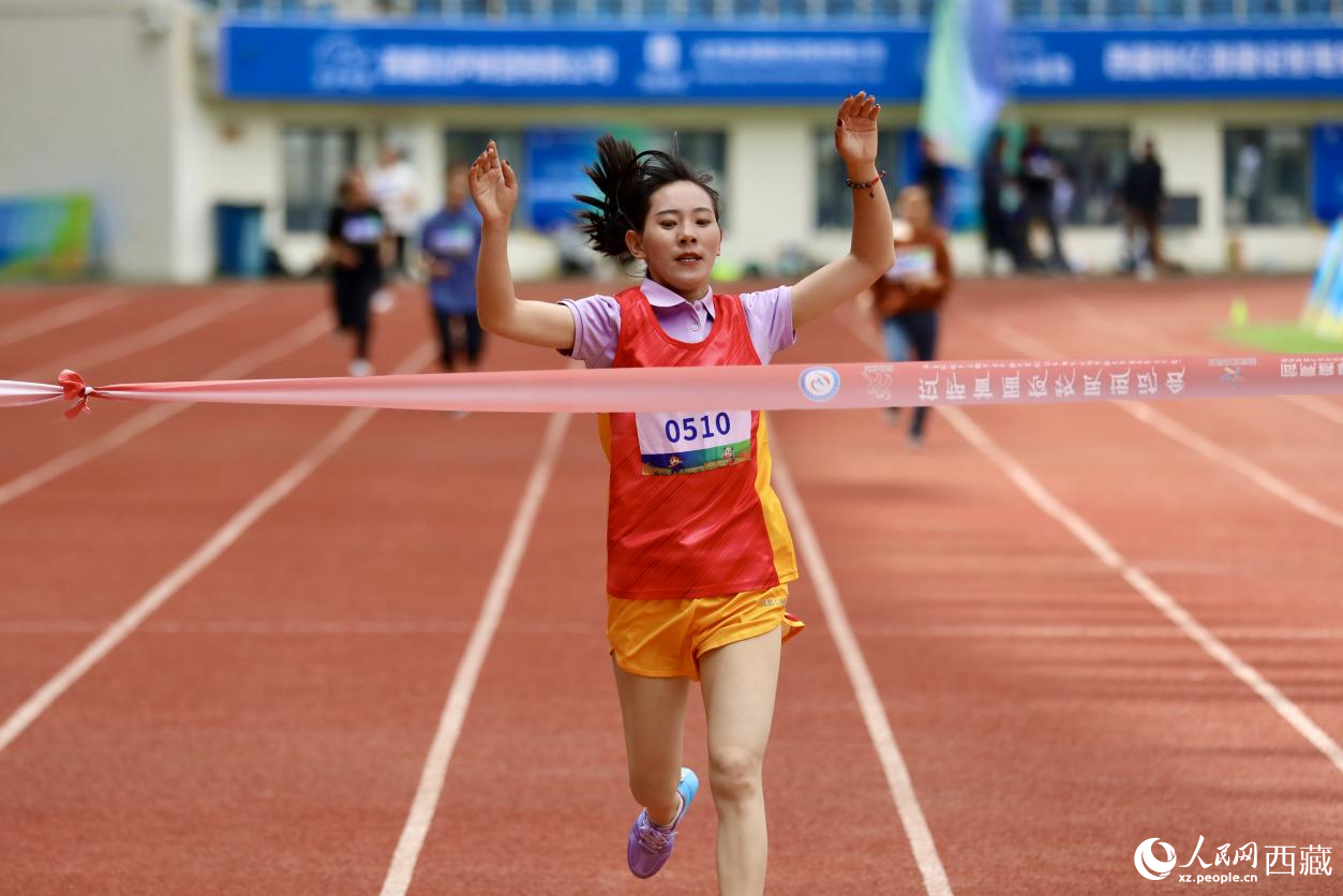 女子400米競速賽實(shí)況。