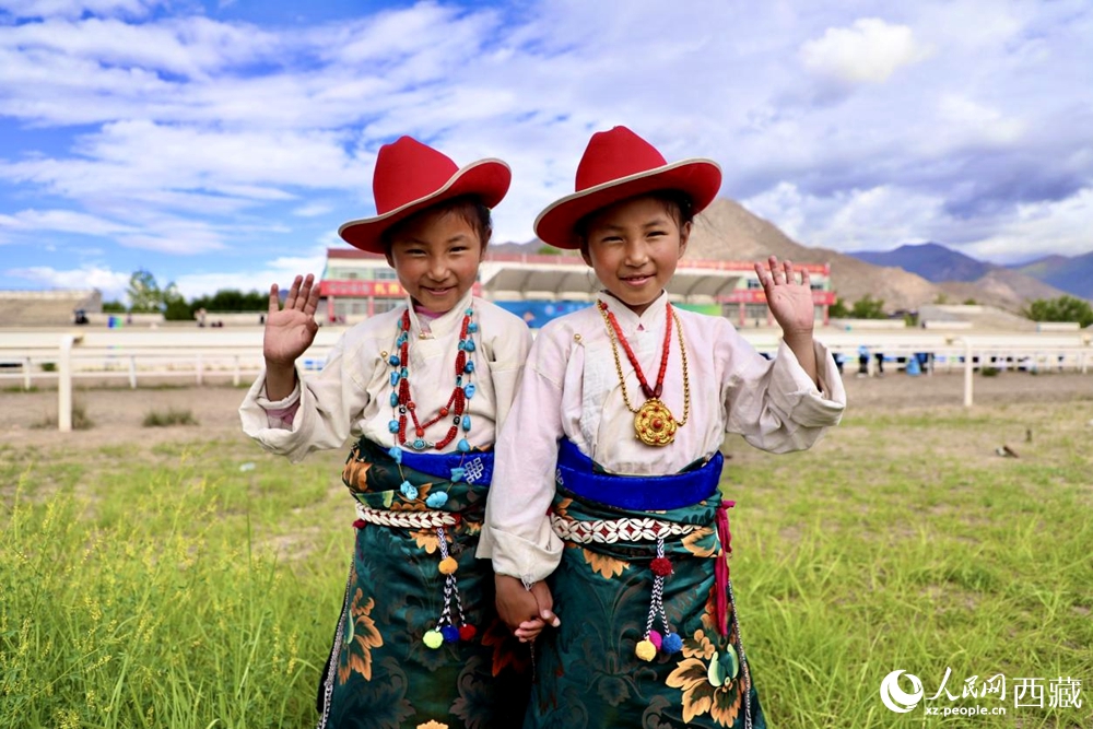 比賽現(xiàn)場外身著民族服飾的藏族小女孩兒。