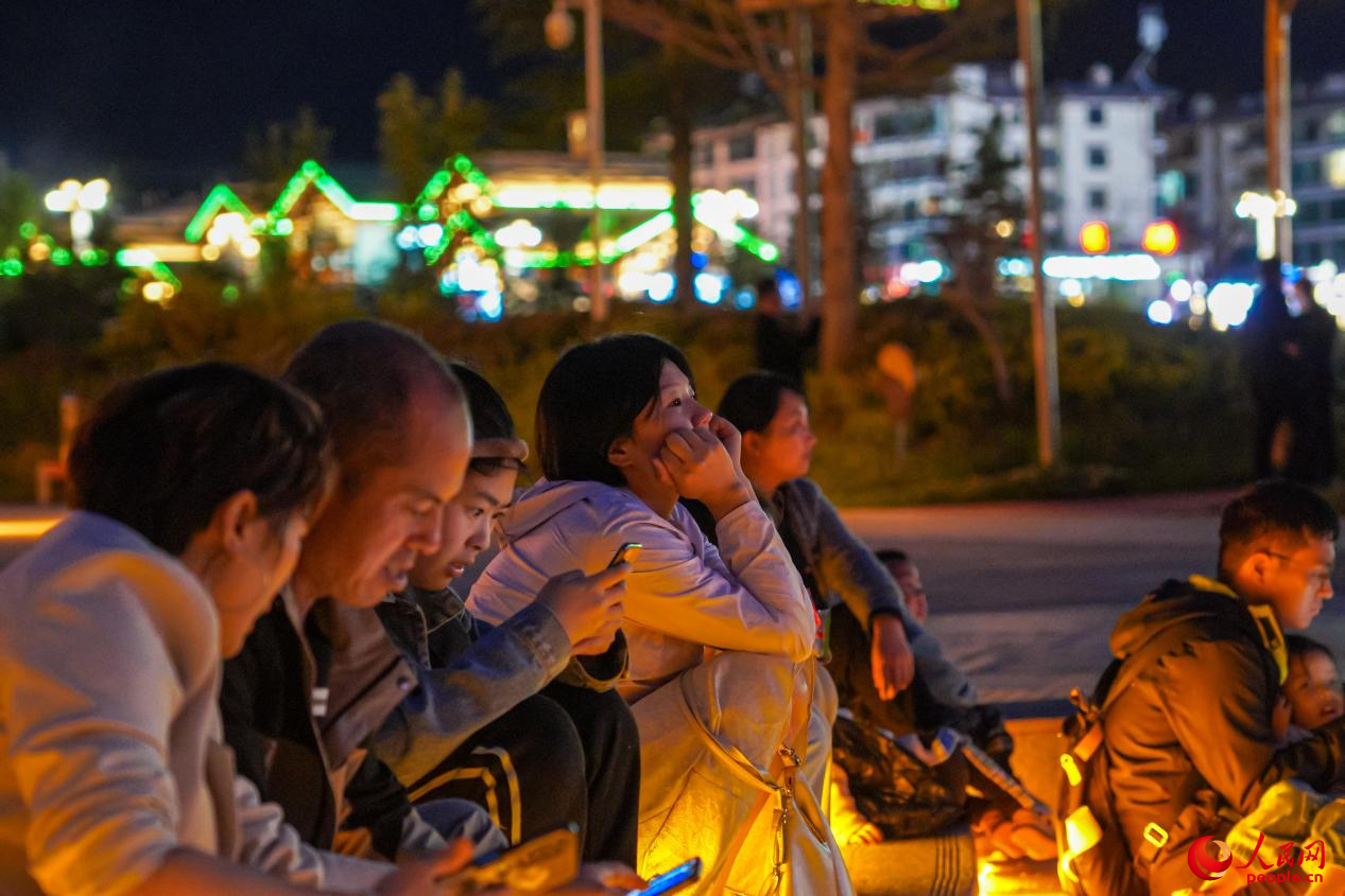 市民坐在西藏林芝市民族團(tuán)結(jié)廣場臺階上欣賞音樂噴泉。人民網(wǎng)記者 趙晨攝